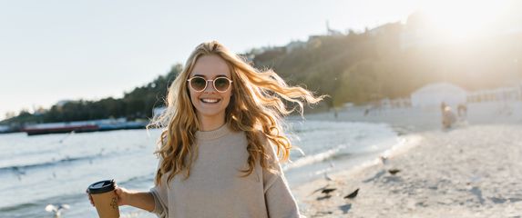 Sretna djevojka na plaži