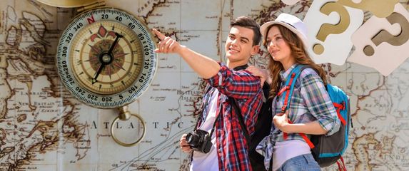 Turisti na putovanju na pozadini karte svijeta s kompasom