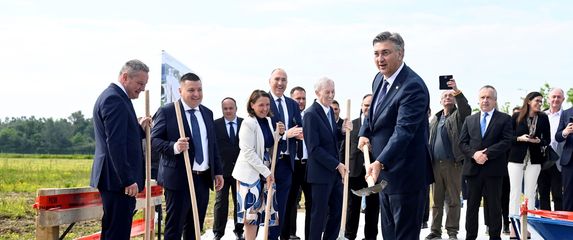 Premijer Andrej Plenković i ministrica Irena Hrstić otvorili radove na postrojenju IMZ-a u Rugvici - 10