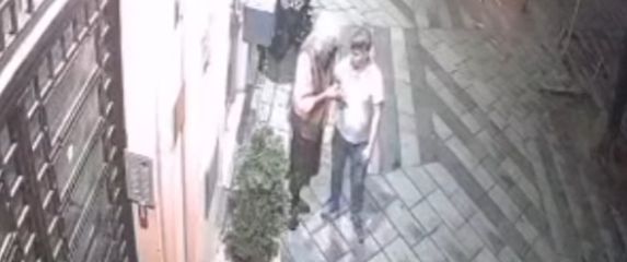 Napad na stariju ženu, screenshot