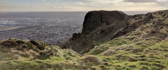 Fotografija Belfasta s planine Cavehill i neobičnom scenim