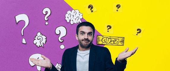 Muškarac sa slegnutim ramenima i pozadina kviza znanja