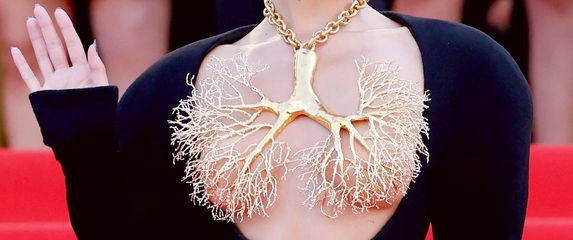 Bella Hadid u Cannesu 2021.