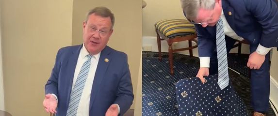Američki političar Tim Moore kako pokazuje skriveni tunel