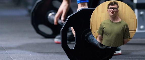 Trening u teretani i mladić s neobičnim stilom treniranja