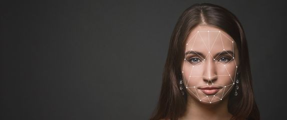 Djevojka s digitalnom mapom lica, ilustracija