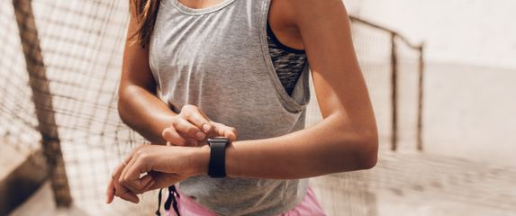 Žena prati potrošnju kalorija