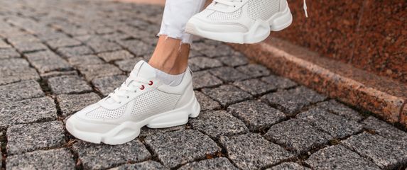 Žena u bijelim tenisicama