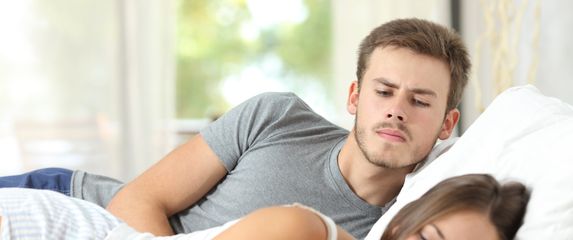 Ako shvatite da vas partner želi udaljiti od prijateljica, vrijeme je za razgovor