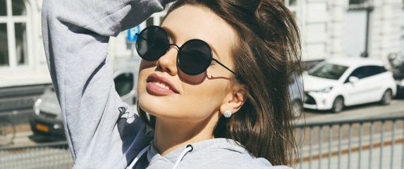 Djevojka sa sunčanim naočalama