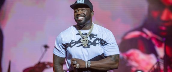 Reper 50 Cent kako se smije na pozornici pri nastupu