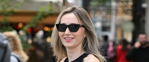 Mlada dama iz Zagreba u efektnoj haljini brenda Haikure