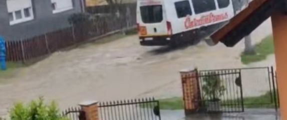 Poplavljena ulica u Petrinji