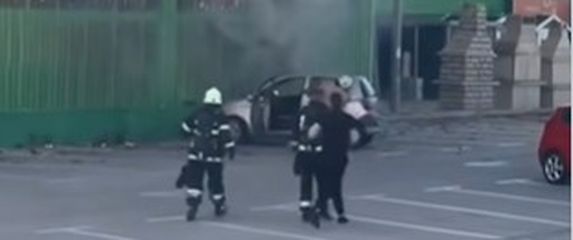 Muškarac spasio auto od požara