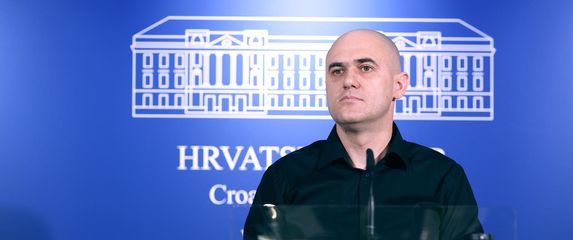 Josip Dabro nosi skupi sat