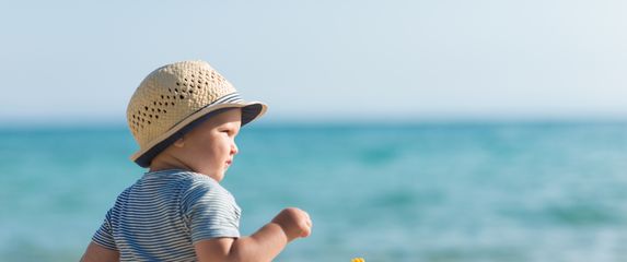 Što sve ponijeti na prvo ljetovanje s bebom?