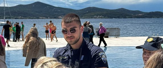 Zadarski policajac potpisao se na majice maturantica - 1