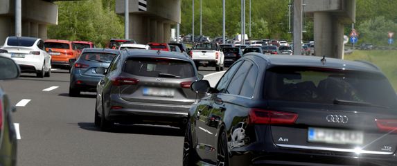 Automobili na autocesti