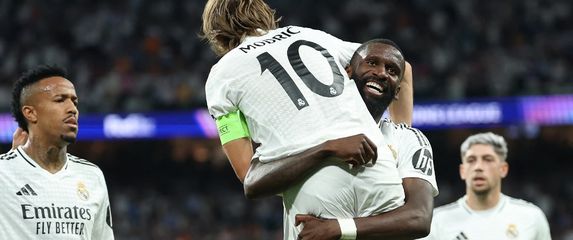 Luka Modrić u rukama Rudigera