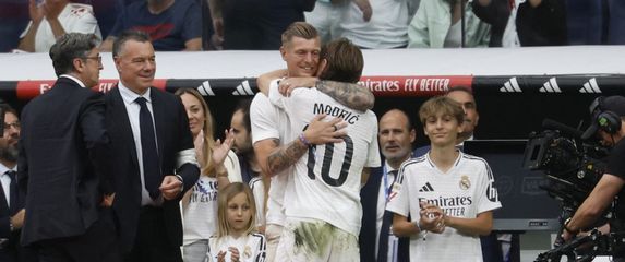 Luka Modrić i Toni Kroos u zagrljaju