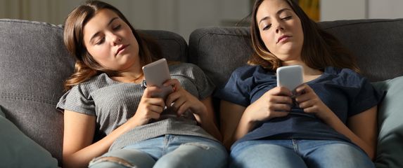 Djevojke se dosađuju, ilustracija