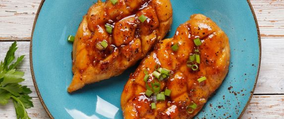 Pileća prsa u sočnom umaku