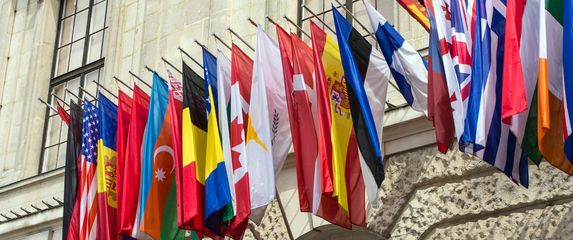 Razne zastave kako se vijore