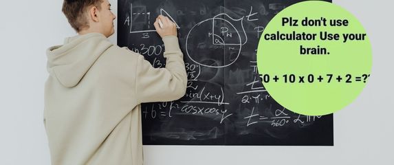 Matematičar kako rješava problem na ploči i matematička zagonetka