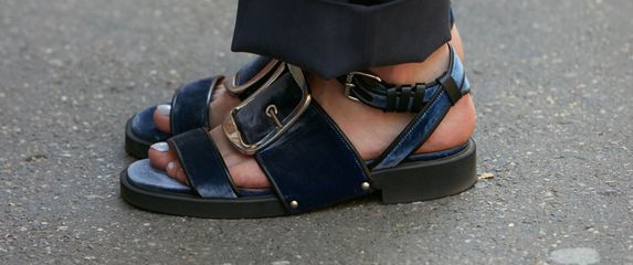 Žena u ravnim sandalama