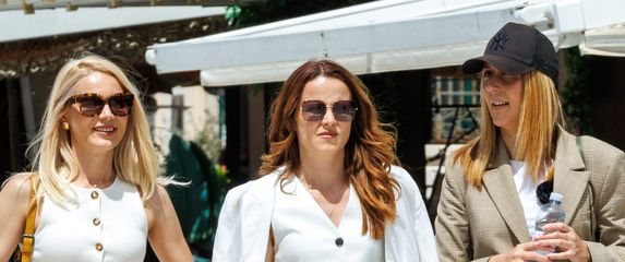U street style izdanjima tri dame iz Splita nema visokih potpetica