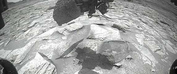 Rover Curiosity s komadom stijene na svrdlu