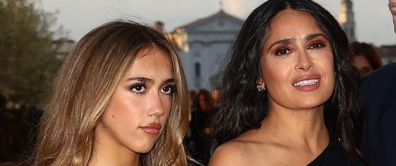 Salma Hayek na gala večeri sa suprugom i kćerima - 4