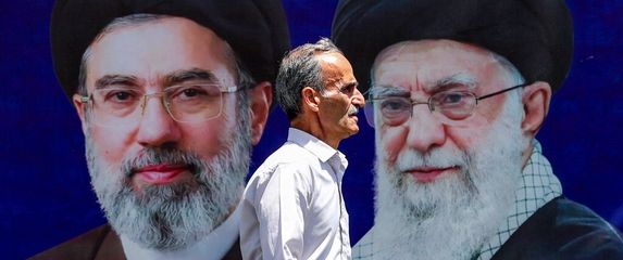 Portreti bivšeg i sadašnjeg iranskog vrhovnog vođe u Teheranu