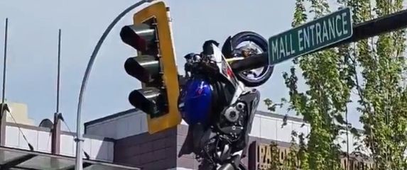 Motor nakon nesreće ostao visjeti na semaforu.