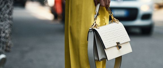 Među popularnim modelima su i satenske hlače