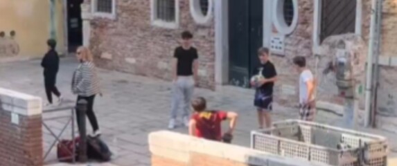 Igranje nogometa u Veneciji pored kanala