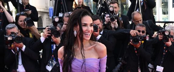 Demi Moore u Guccijevoj haljini u Cannesu