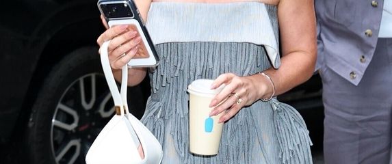 Peplum istovremeno istovremeno izgleda elegantno, ženstveno i vrlo laskavo