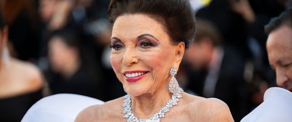 Joan Collins - 11