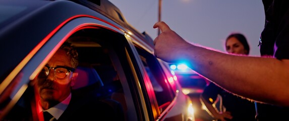 Prometna policija kako zaustavlja automobile