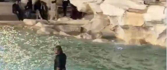 Čovjek u Fontani di Trevi