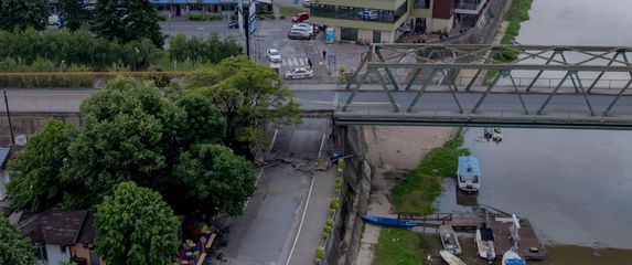Urušeni most na graničnom prijelazu