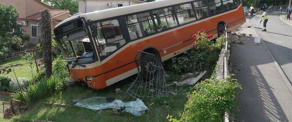 Autobus završio u dvorištu - 2