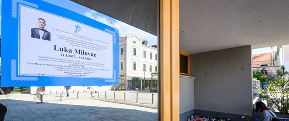 Zapaljene svijeće ispred Srednje škole za ubijenog maturanta Luku