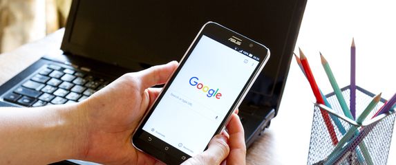 Google tražilica na mobitelu, ilustracija