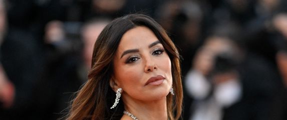 Eva Longoria u Cannesu 2026. u bijelom izdanju