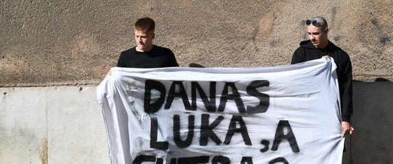 U čast ubijenog Luke Milovca maturanti ispred suda održali 19 minuta šutnje