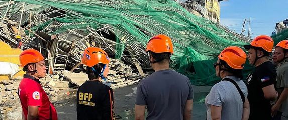 Deseci su ostali zarobljeni nakon urušavanja zgrade na Filipinima.