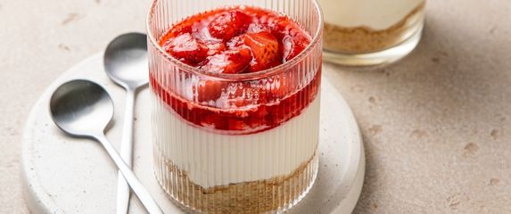Cheesecake s jagodama u čaši
