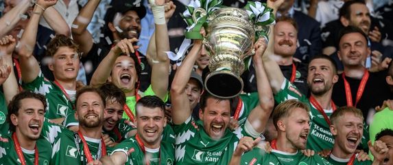 Jozo Stanić slavi s igračima St. Gallena osvajanje švicarskog Kupa 2026.